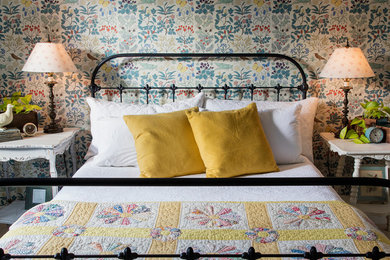 Inspiration for a cottage guest bedroom remodel in Seattle with multicolored walls