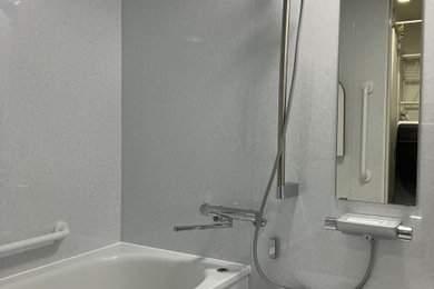 大阪にあるおしゃれな浴室 (白い壁、白い床) の写真