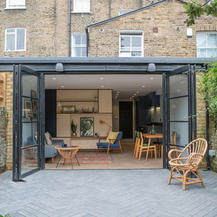 ロンドンのコンテンポラリースタイルのおしゃれな三階建ての家 (レンガサイディング、ベージュの外壁、タウンハウス) の写真