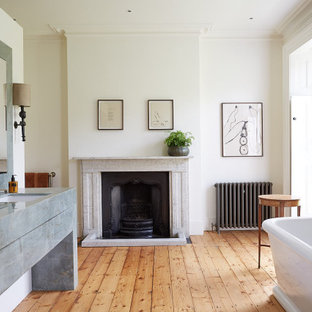 Badezimmer mit bodengleicher Dusche und gebeiztem Holzboden Ideen