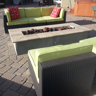 フェニックスの大きい、冬のモダンスタイルのおしゃれな裏庭 (ゼリスケープ、ファイヤーピット、日向、コンクリート敷き	) の写真