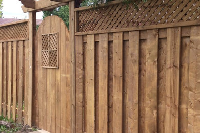 Simple Traditional Neighbourhood Fence and Gate with Pergola Top