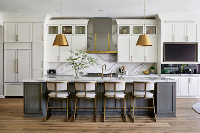 ワシントンD.C.にある広いトランジショナルスタイルのおしゃれなキッチン (白いキャビネット、白いキッチンパネル、パネルと同色の調理設備、無垢フローリング) の写真