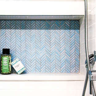 Idee per una stanza da bagno con doccia minimalista di medie dimensioni con ante lisce, ante marroni, doccia alcova, WC a due pezzi, piastrelle bianche, piastrelle in ceramica, pareti blu, pavimento con piastrelle in ceramica, lavabo sottopiano, top in quarzo composito, pavimento grigio, porta doccia scorrevole e top bianco