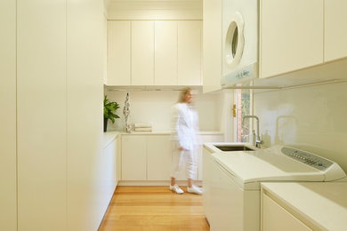 This is an example of a contemporary laundry room in Melbourne.