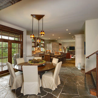 シカゴのラスティックスタイルのLDKの画像 (スレートの床、ベージュの壁、暖炉なし)