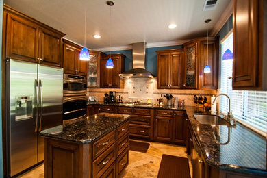 Kitchen - traditional kitchen idea in San Francisco