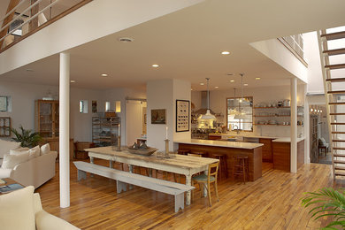 Example of a country home design design in New York