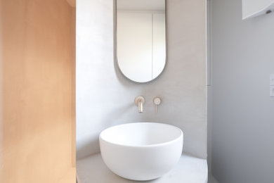 Idée de décoration pour une petite salle de bain principale design avec un placard à porte affleurante, des portes de placard beiges, une douche à l'italienne, un plan de toilette en béton, un plan de toilette beige, meuble simple vasque et meuble-lavabo encastré.