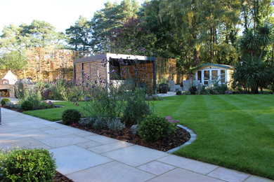 Photo of a contemporary garden in Hampshire.