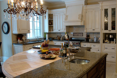 Inspiration for a kitchen remodel in Toronto