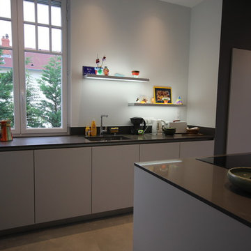 Sous tous les angles : Une grande cuisine fermée avec un bel espace repas