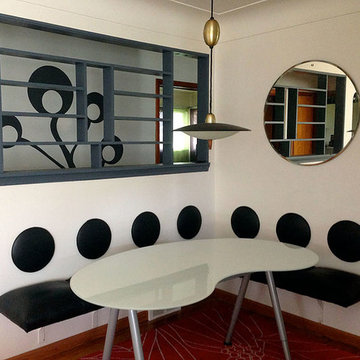 Dining L with wall-mounted space saving furniture