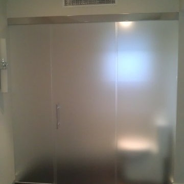 Glass Screen and Door for Modern Bathroom