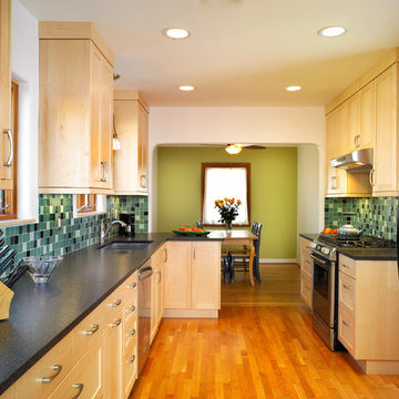 Loma Vista / Transitional Maple Kitchen