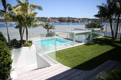Свежая идея для дизайна: бассейн на заднем дворе в морском стиле - отличное фото интерьера