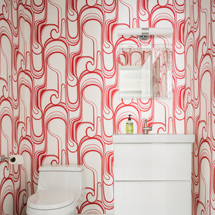 Immagine di un bagno di servizio minimalista con ante lisce, ante bianche, WC monopezzo, pareti multicolore e pavimento grigio