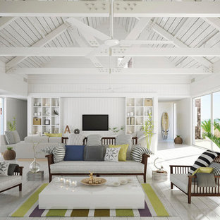 Großes, Repräsentatives, Abgetrenntes Tropenstil Wohnzimmer mit weißer Wandfarbe, gebeiztem Holzboden, Wand-TV und weißem Boden in Miami