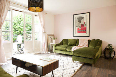 Diseño de salón abierto contemporáneo de tamaño medio con paredes rosas, suelo de madera oscura y suelo marrón