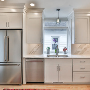 A Niskayuna Kitchen With A Touch of Pizazz