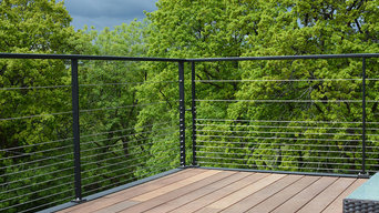 Terrasse en bois surélevée sur structure en métal