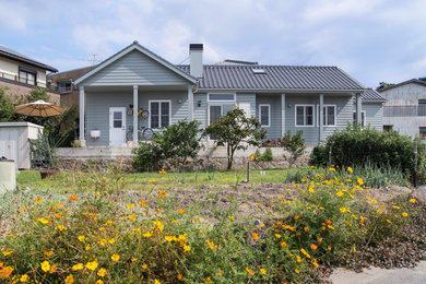 Modelo de fachada de casa gris minimalista de una planta con tejado de teja de barro