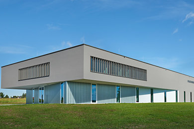 Große, Zweistöckige Industrial Dachbegrünung mit Putzfassade, brauner Fassadenfarbe und Flachdach in Dresden