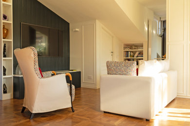 Imagen de salón abierto tradicional de tamaño medio sin chimenea con paredes blancas, suelo de madera clara, suelo marrón y boiserie