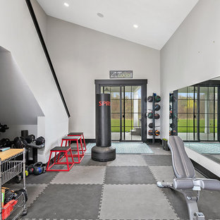 グランドラピッズの巨大なカントリー風おしゃれなトレーニングルーム (グレーの壁、グレーの床) の写真