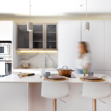 Vista frontal de la cocina con los puntos de luz encendidos