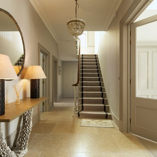 Foto på en vintage hall, med grå väggar och beiget golv