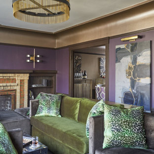 Ispirazione per un soggiorno moderno aperto con sala formale, pareti viola, pavimento in legno massello medio, camino classico, cornice del camino in mattoni, TV a parete e pavimento beige