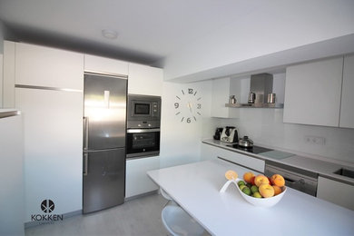Design ideas for a modern kitchen in Malaga.