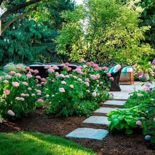 シカゴの大きい、夏のトラディショナルスタイルのおしゃれな庭 (半日向、レンガ敷き) の写真