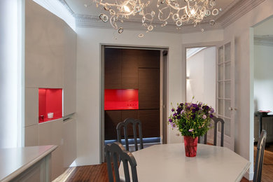 Cette image montre une salle à manger design.
