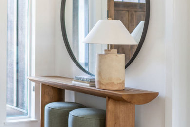 Transitional entryway photo in Portland