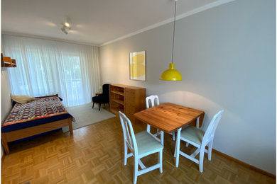 Offenes, Kleines Nordisches Esszimmer mit grauer Wandfarbe, hellem Holzboden, braunem Boden, Tapetendecke und Tapetenwänden in Sonstige