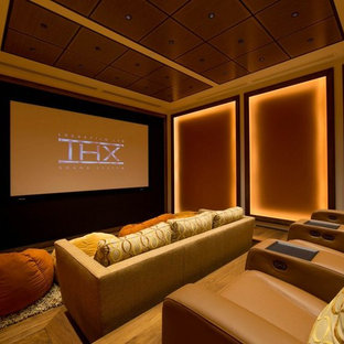 Idées déco pour une grande salle de cinéma classique fermée avec un écran de projection, un mur multicolore et un sol en bois brun.
