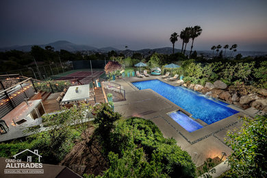 Diseño de piscina con fuente alargada contemporánea extra grande rectangular en patio trasero con losas de hormigón