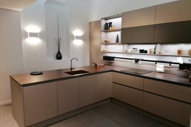 This is an example of a kitchen in Bordeaux.