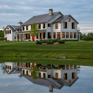 ニューヨークのトランジショナルスタイルのおしゃれな家の外観の写真