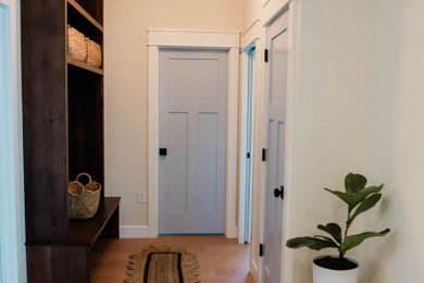Cottage home design photo in Indianapolis