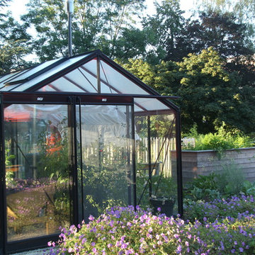Wheelchair greenhouse / therapeutic garden