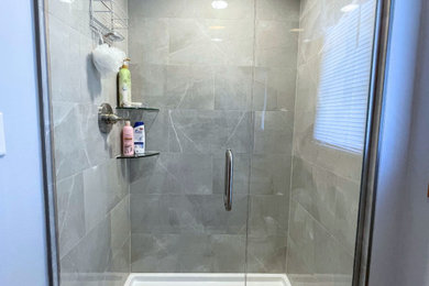 Example of a minimalist bathroom design in Chicago