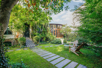 Inspiration pour un grand jardin avant traditionnel au printemps avec une exposition partiellement ombragée, des pavés en pierre naturelle et une clôture en pierre.