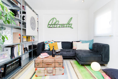 Foto de sala de estar con biblioteca industrial grande sin chimenea con paredes blancas