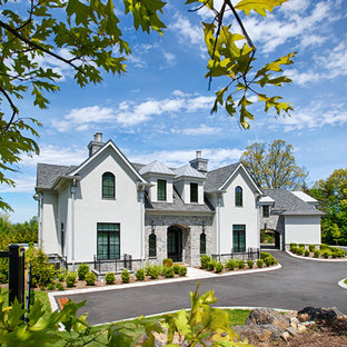 Bild på ett stort vintage grått hus, med två våningar, sadeltak, blandad fasad och tak i mixade material