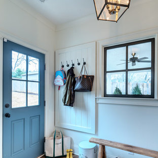 Пример оригинального дизайна интерьера: тамбур в стиле кантри с белыми стенами, паркетным полом среднего тона, одностворчатой входной дверью, синей входной дверью и коричневым полом