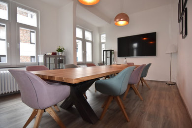 Geschlossenes, Mittelgroßes Modernes Esszimmer ohne Kamin mit weißer Wandfarbe, braunem Holzboden und braunem Boden in Köln