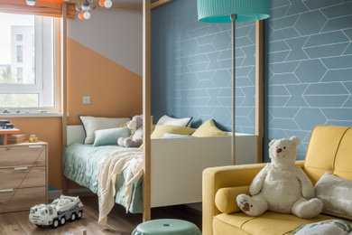 他の地域にあるコンテンポラリースタイルのおしゃれな子供部屋 (マルチカラーの壁、無垢フローリング、茶色い床、壁紙) の写真